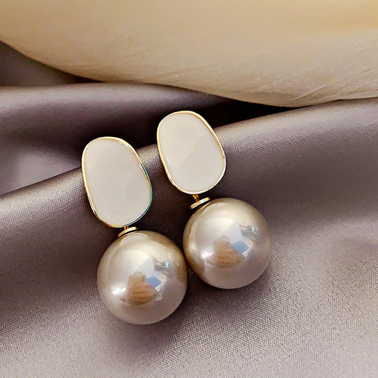 Pella - Giga White Pearl Minimal Glittering Stud