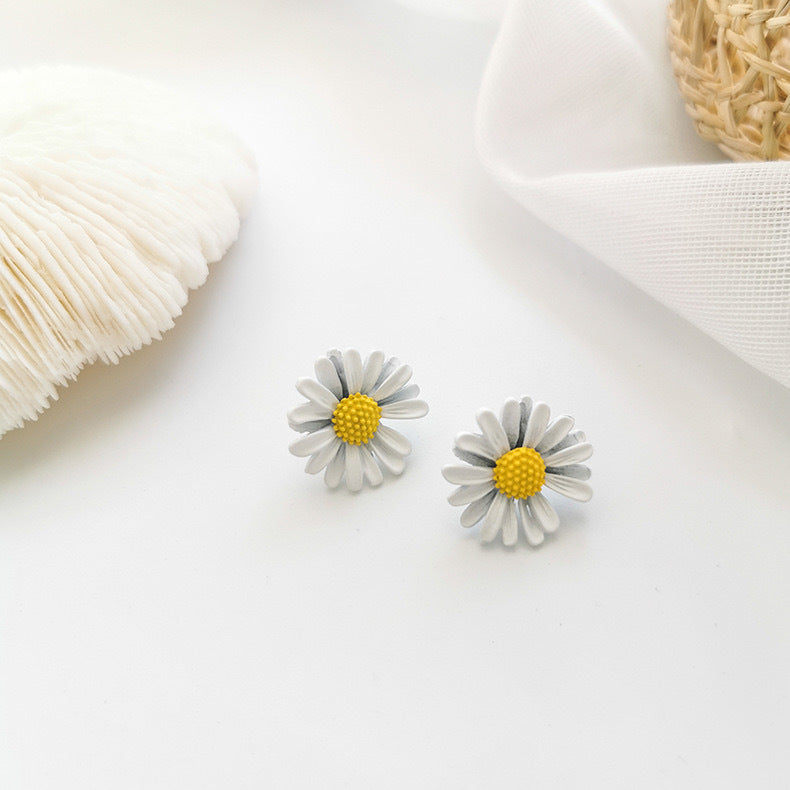 White Daisy Flower Earrings for Girls and Women, Korean Style Earrings