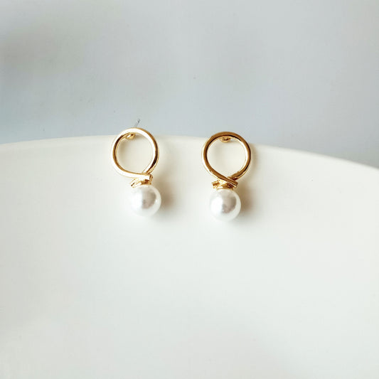 Knoty - Korean Pearl Minimal Glittering Stud