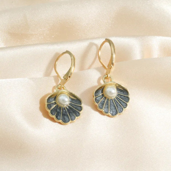 Pearl Black Oyster - Playful and Stylish Earrings